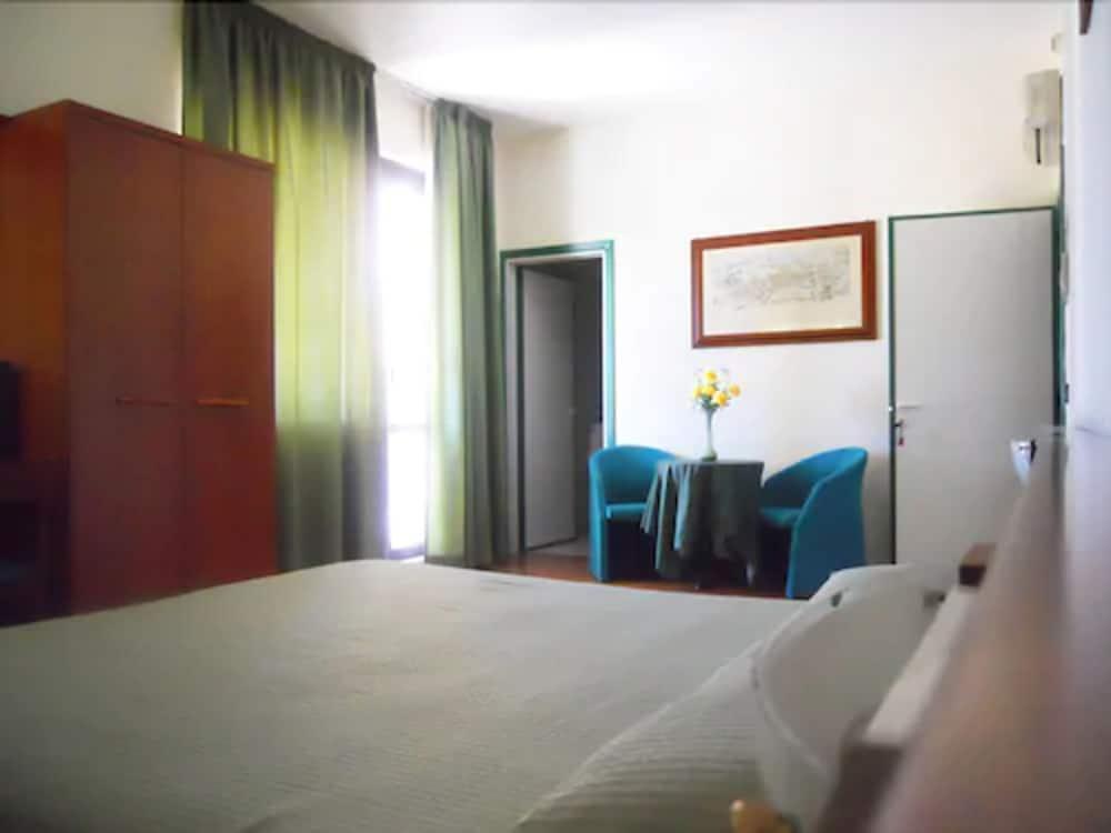 Hotel Traghetto Civitavecchia Exteriör bild
